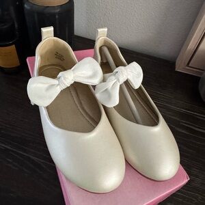 Elegant Cream Dress Shoes with Bow Accent
